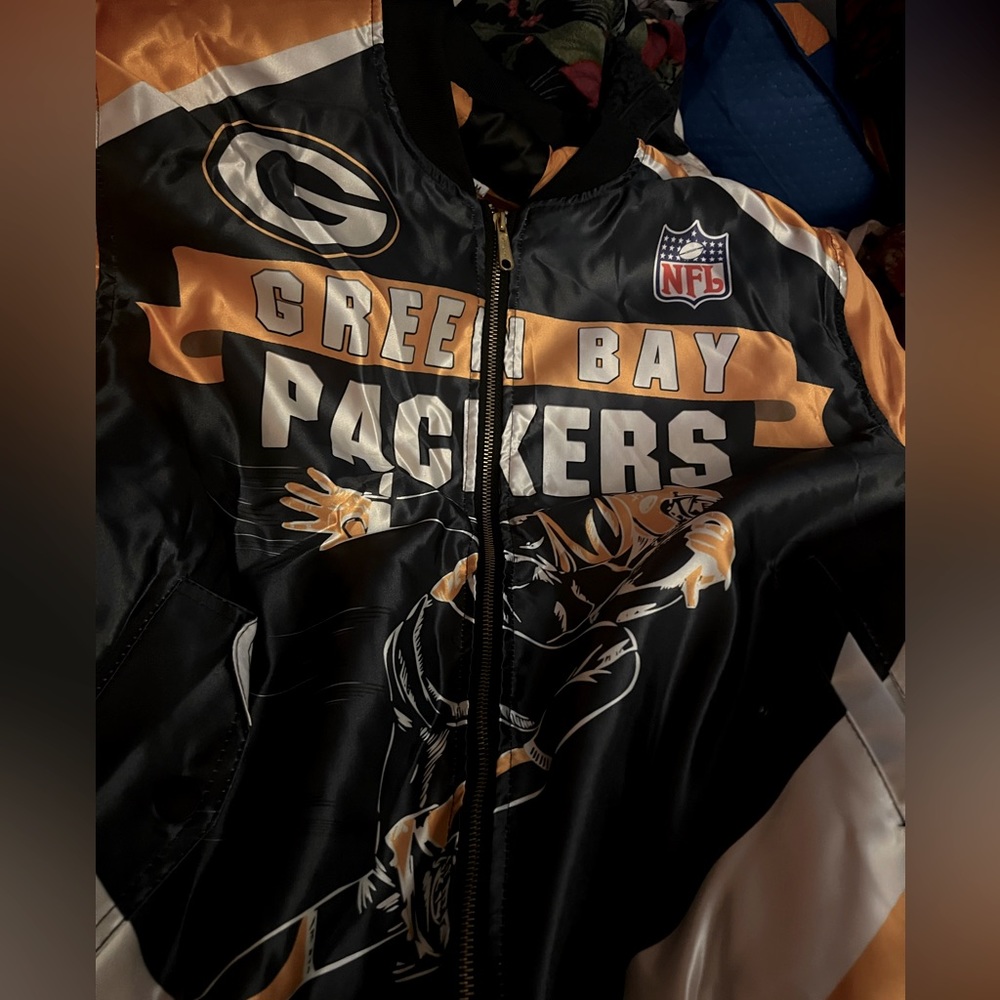 BNIP never been worn greenbay packers chalkware style silk bomber jacket NFL